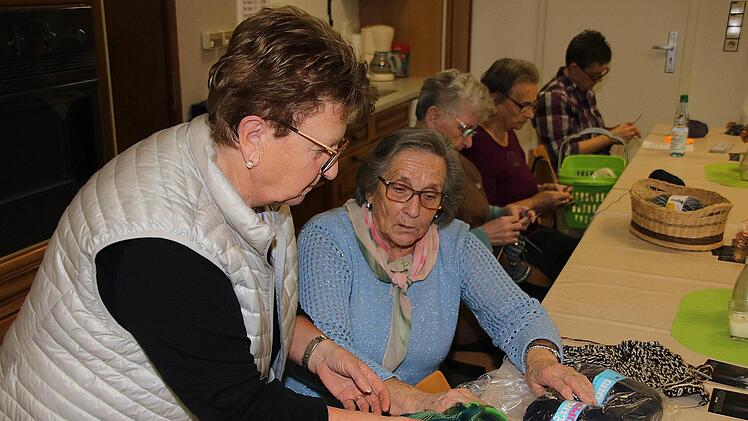 Was passt am besten zusammen? Die Damen der Strick- und Häkelgruppe  tauschen ihre Erfahrungen gerne aus. Links Magdalena Dünisch, die Gründerin  und Leiterin der Gruppe. Foto: Dieter Britz