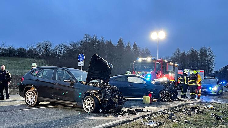 Frontalzusammensto&szlig; auf der B85: Drei Schwerverletzte, darunter ein 4-j&auml;hriges Kind