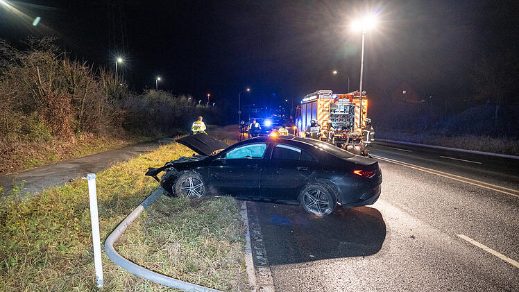 Unfall unter Alkoholeinfluss: Kollision mit Laternenmast