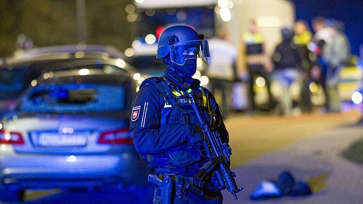 Auto f&auml;hrt in Menschengruppe in Neustadt am R&uuml;benberge