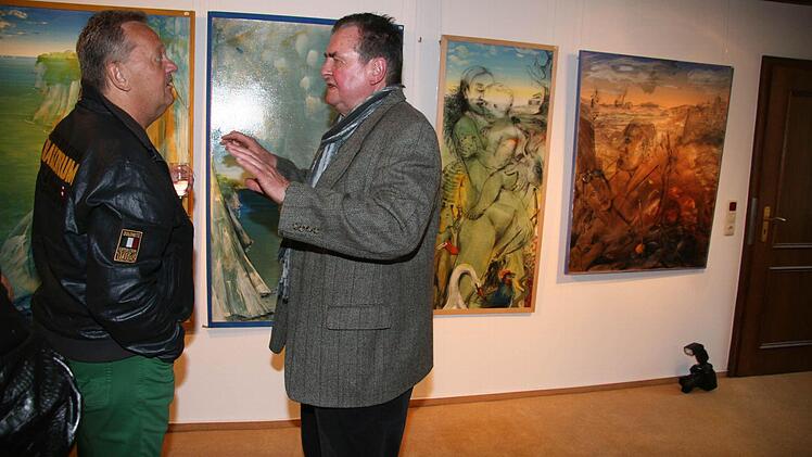 Bei der Vernissage bei Goldmüller suchte Künstler Horst Böhm das Gespräch mit Interessierten und erklärte gerne seine Bilder.