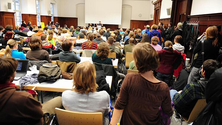 Der Zustrom zur Bamberger Universität hält unvermindert an. Gleichzeitig wachsen die Probleme auf dem Wohnungsmarkt.  Foto: Rinklef