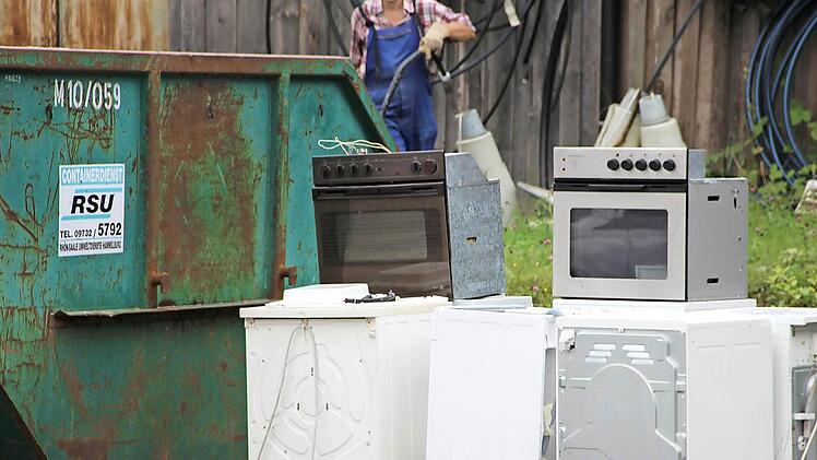 Auch große ausgediente Küchengeräte werden angeliefert.