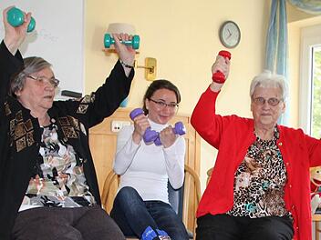Die alten Damen Helga Sonnenburg und Mathilde Mager machen der Redakteurin noch was vor. Fotos: Ulrike Müller