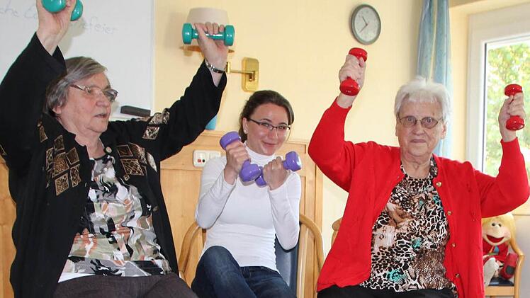 Die alten Damen Helga Sonnenburg und Mathilde Mager machen der Redakteurin noch was vor. Fotos: Ulrike Müller