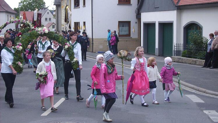 Die Kleinsten aus Giech durften im Festzug natürlich nicht fehlen. Foto: Hans Werner Penning