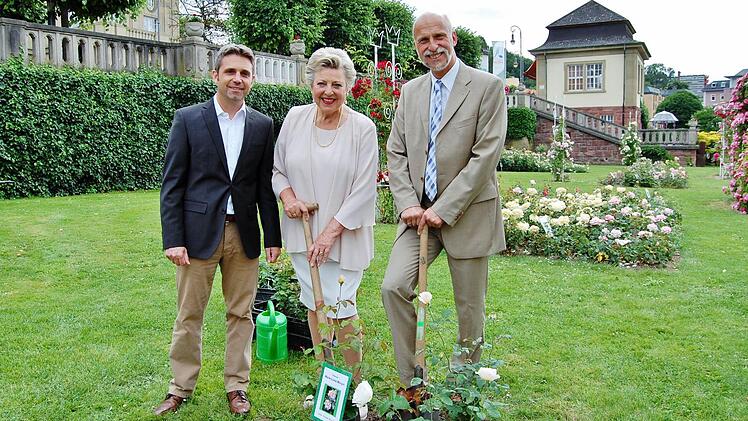 Schauspielerin Marie-Luise Marjan pflanzt im Rosengarten, unterstützt von Kurdirektor Frank Oette (links) und Oberbürgermeister Kay Blankenburg, die 2010 nach ihr benannten Rosen.