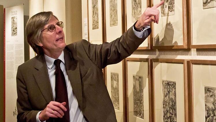 Klaus Weschenfelder, Direktor der Kunstsammlungen der Veste Coburg, vor Passionsdarstellungen Cranachs. Foto: Jochen Berger