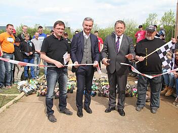 Oberbürgermeister Henry Schramm und der Leiter der Stadtwerke Stephan Pröschold gaben den Plassenburgring für das erste Rennen frei. Auf den Start freute sich auch der Vorsitzende Gerhard Schmökel.Foto: Sonja Adam