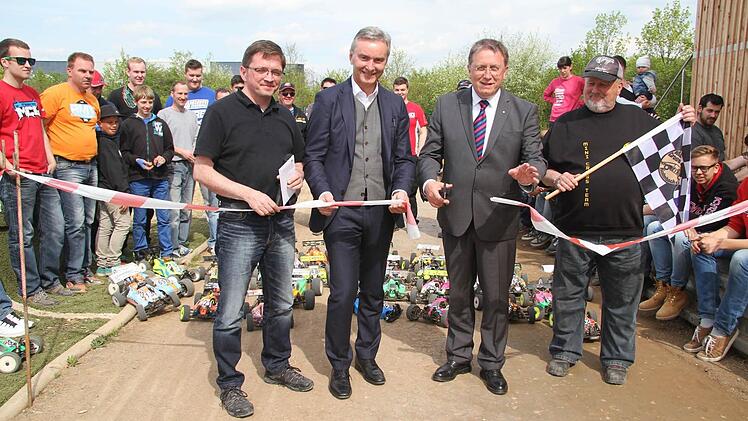 Oberbürgermeister Henry Schramm und der Leiter der Stadtwerke Stephan Pröschold gaben den Plassenburgring für das erste Rennen frei. Auf den Start freute sich auch der Vorsitzende Gerhard Schmökel.Foto: Sonja Adam