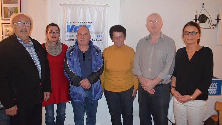 Die neue Vorstandschaft: v. li. Kassier Werner Köhler, 1. Vorsitzende Carmen Machlet, stellvertretender Vorsitzender Peter Schneider, Frauenbetreuerin Heidi Kaiser, Schriftführer Albrecht Schmitt und Kreisgeschäftsführerin Michaela Metz Foto: Andreas Lomb