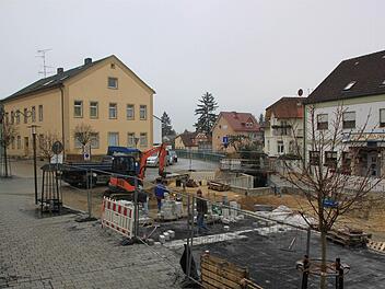 Momentan sind die Bauarbeiter damit beschäftigt, das Pfaster in der Bahnhofstraße so weit fertig zu machen, dass die Baustelle während der Feiertage für den Kraftfahrzeugverkehr freigegeben werden kann. Foto: Matthias Einwag