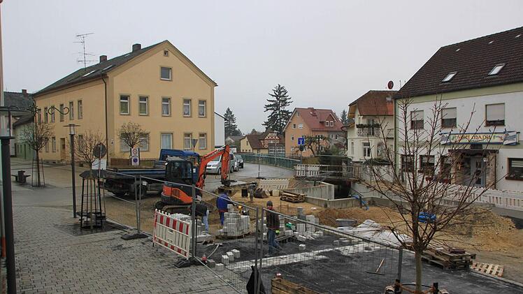 Momentan sind die Bauarbeiter damit beschäftigt, das Pfaster in der Bahnhofstraße so weit fertig zu machen, dass die Baustelle während der Feiertage für den Kraftfahrzeugverkehr freigegeben werden kann. Foto: Matthias Einwag