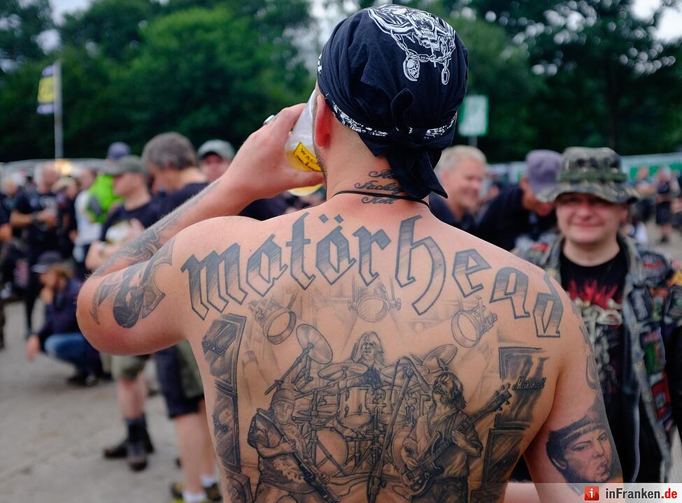 Ein Metal-Fan mit einer Motörhead-Tätowierung auf dem Rücken