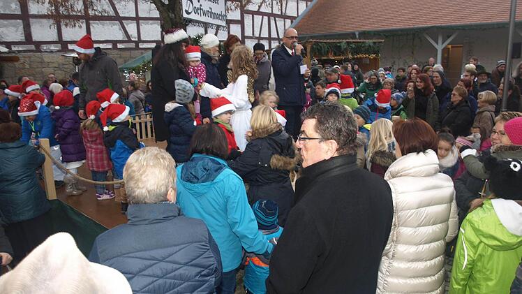 Viele Besucher aus nah und fern kamen zur Eltingshäuser Dorfweihnacht. Vor allem auf dem Kirchplatz genossen die Gäste das frohe Miteinander.  Foto: Stefan Geiger