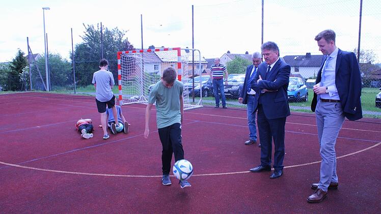 Da staunt Landrat Klaus Peter Söllner nicht schlecht: Leon Träder jonglierte den Ball 275 mal ohne abzusetzen.
