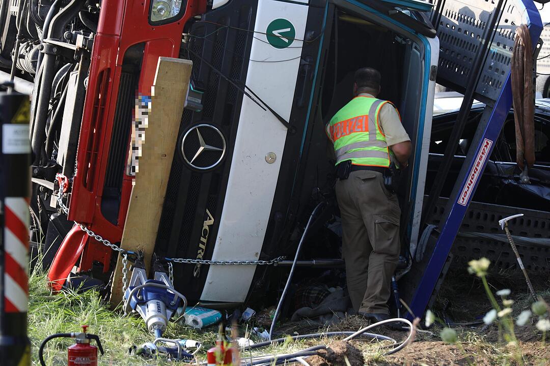 Kampf gegen die Zeit: Vollbeladener Autotransporter ŸberschlŠgt sich auf der A9 - Feuerwehr braucht anderthalb Stunden, um eingeklemmten Fahrer zu befreien