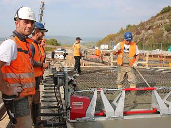 Jede Woche werden 25 Meter Autobahn-Brücke betoniert und übers Tal neben dem Klöffelsberg geschoben. Foto: Ralf Ruppert