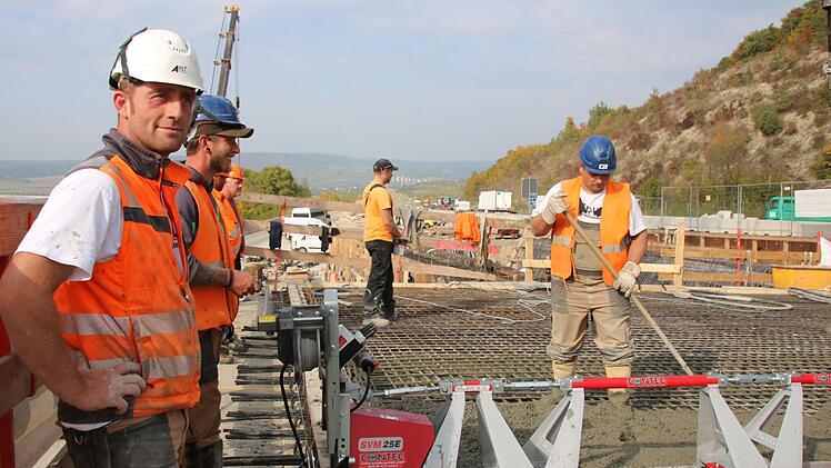 Jede Woche werden 25 Meter Autobahn-Brücke betoniert und übers Tal neben dem Klöffelsberg geschoben. Foto: Ralf Ruppert