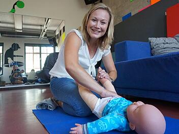 Bei der Massage eines Babys beginnt Jasmin Seeberger immer zuerst bei den Füßen und Beinen. Foto: Tina Meier