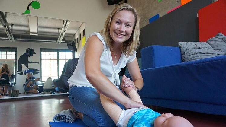 Bei der Massage eines Babys beginnt Jasmin Seeberger immer zuerst bei den Füßen und Beinen. Foto: Tina Meier