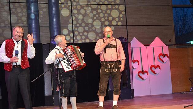 Das Rennsteigfest mit vielen K&uuml;nstlern in Steinbach am Wald war der H&ouml;hepunkt der vielen Aktionen f&uuml;r "1000 Herzen" im ersten Halbjahr.  Hier G&uuml;nther Bauer, Helmut Str&ouml;hlein und R&uuml;ckw&auml;rtssprecher Stefan Hertel bei ihrem Auftritt.Archiv/K.-H. Hofmann