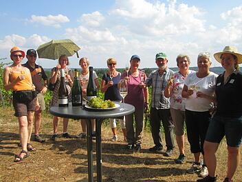Ein kühler Schluck von edlen Reben kam genau richtig bei der Weinbergführung an einem heißen Sommertag.  Winfried Ehling