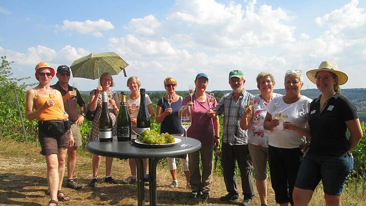 Ein kühler Schluck von edlen Reben kam genau richtig bei der Weinbergführung an einem heißen Sommertag.  Winfried Ehling