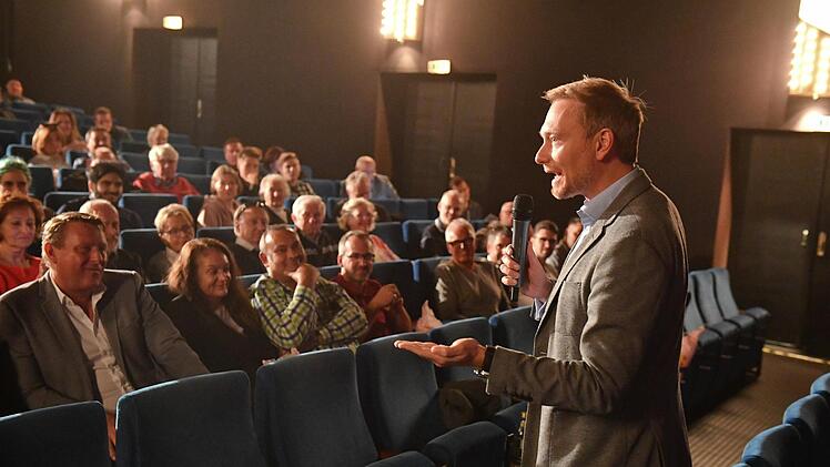 So unterhaltsam wie gutes Kino: Christian Lindner zieht die Besucher im Saal des Forchheimer Kino-Centers in seinen Bann.