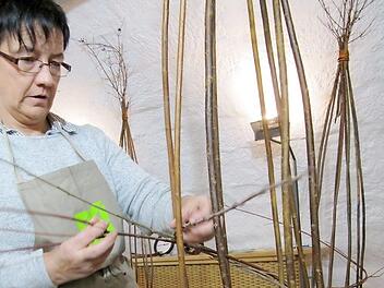 Christina Fuchs, Touristin aus Kirchberg bei Deggendorf, muss spiralförmig nach oben flechten, erneut wickeln und  ist dann - fertig. Fotos: Monika Schütz