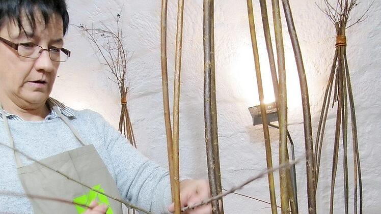 Christina Fuchs, Touristin aus Kirchberg bei Deggendorf, muss spiralförmig nach oben flechten, erneut wickeln und  ist dann - fertig. Fotos: Monika Schütz