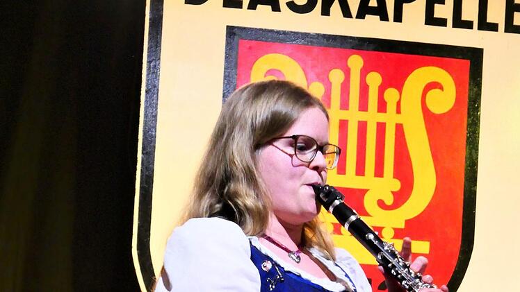 Dirigentin und Solistin an der Klarinette: Isabell Schmitt Elisabeth Mehn