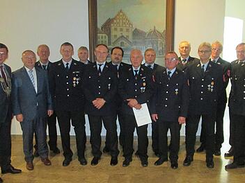 Bürgermeister Armin Warmuth und Landrat Thomas Bold (von links) sowie Kreisbrandmeister Elmar Eisenmann und Kreisbrandrat Benno Metz (von rechts) dankten den langjährigen Aktiven (Foto) aus den Stadtteilwehren für ihr ehrenamtliches Engagement und ihre Einsatzbereitschaft.  Foto: Winfried Ehling
