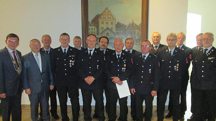 Bürgermeister Armin Warmuth und Landrat Thomas Bold (von links) sowie Kreisbrandmeister Elmar Eisenmann und Kreisbrandrat Benno Metz (von rechts) dankten den langjährigen Aktiven (Foto) aus den Stadtteilwehren für ihr ehrenamtliches Engagement und ihre Einsatzbereitschaft.  Foto: Winfried Ehling