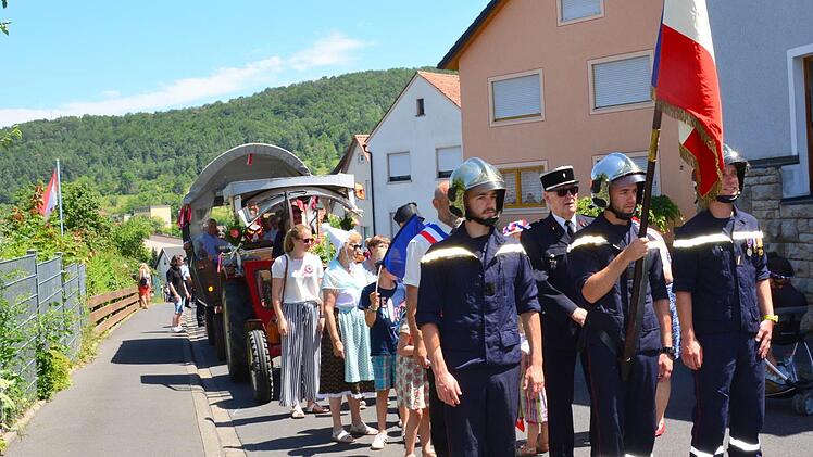 eine Abordnung der Feuerwehr aus der Partnerstadt St. Marcel beteiligte sich am Festzug.Arthur Stollberger