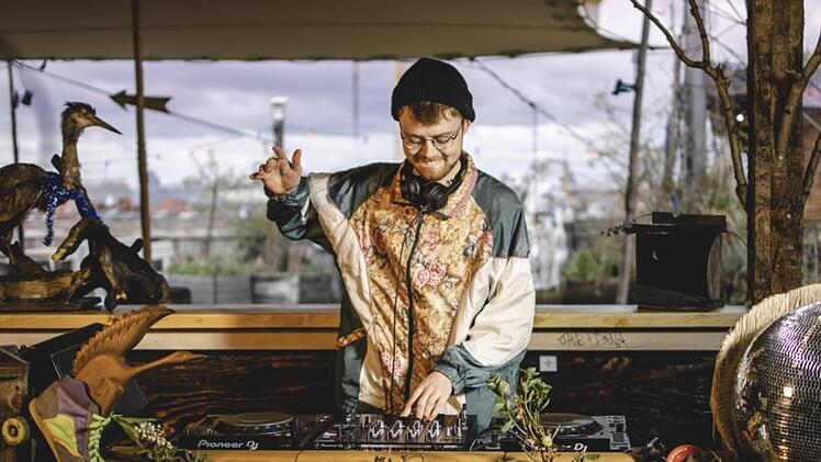 DJ HOVR in seinem Element: Nico Hofer, gebürtig aus Bad Königshofen, liebt es, Musik aufzulegen.