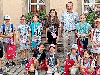 Vor der Stadtverwaltung in der St.-Martin-Straße begrüßt Bürgermeisterin Valentina, angetan mit der Amtskette, ihren Bürgermeisterkollegen Udo Schönfelder.