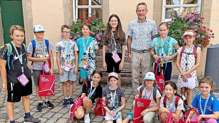 Vor der Stadtverwaltung in der St.-Martin-Straße begrüßt Bürgermeisterin Valentina, angetan mit der Amtskette, ihren Bürgermeisterkollegen Udo Schönfelder.