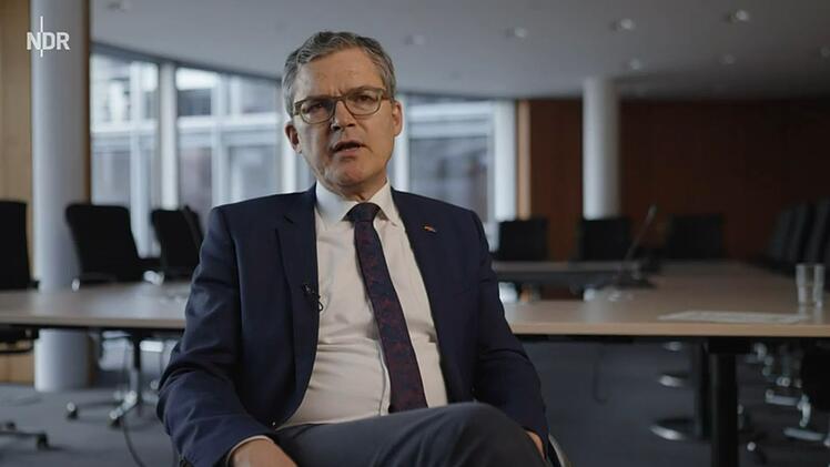 CDU-Außenpolitiker Roderich Kiesewetter fordert härtere Sanktionen in Bezug auf die russische Schattenflotte: "Da diese Schiffe eine Gefahr für die Umwelt darstellen und von ihnen auch Spionagegefahren ausgehen, reicht es nicht, sie zu beobachten."