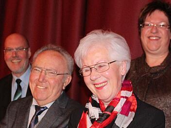 Chorleiter Manfred Weidl und Vorsitzende Claudia Werdecker ernannten Johannes Meixner und Renaute Knauth zu Ehrenmitgliedern des Musikvereins Volkach. Fotos: Pfannes