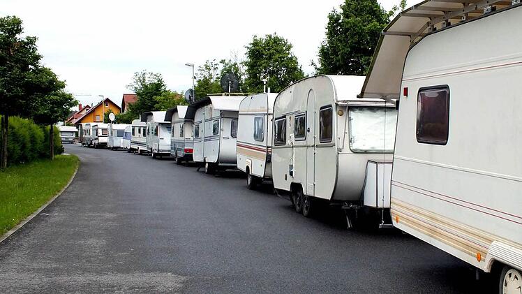 Weil der Campingplatz in Sand am Wochenende geräumt wurde, parkten die Wohnwagen vorübergehend in der "Unteren Länge" (hier entstand das Foto), andere wurden auf dem Friedhofparkplatz abgestellt.