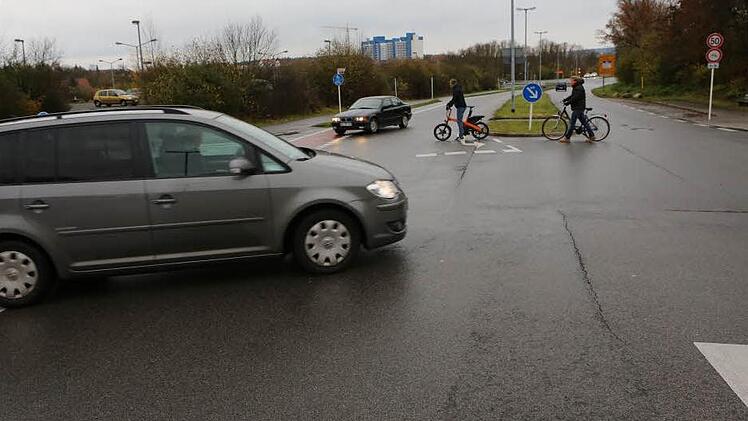 Wer als Fahrradfahrer aus der Graf-Arnold-Straße gerade aus in die Würzburger Straße will, hält meist vorsichtshalber an der Insel. Foto: Barbara Herbst