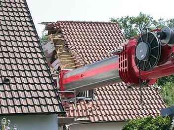 Kran stürzt auf Wohnhaus