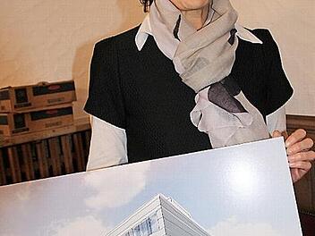 Architektin Eva-Maria Beische mit einer Visualisierung des Innovations- und Gründerzentrums