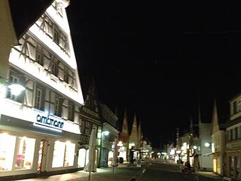 Wie soll eine ansehnlich beleuchtete Innenstadt aussehen? Das Amtmann-Haus in der Hauptstraße gilt als leuchtendes Vorbild.  Fotos: Roepert