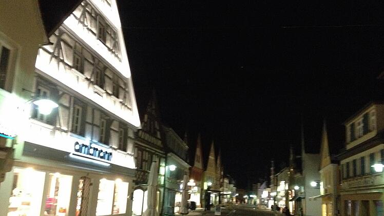 Wie soll eine ansehnlich beleuchtete Innenstadt aussehen? Das Amtmann-Haus in der Hauptstraße gilt als leuchtendes Vorbild.  Fotos: Roepert