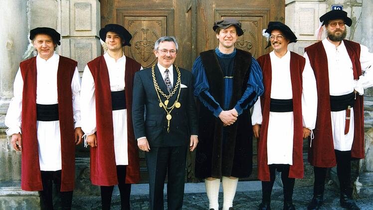 Die ersten Viertelmeister im Jahr 1996 (von links) Karlheinz Hühnlein, Stefan Wicklein, Kronachs damaliger Bürgermeister Manfred Raum, Stadtvogt Hans Götz, Hans Müller sowie Walter Schinzel-Lang.  Foto: privat
