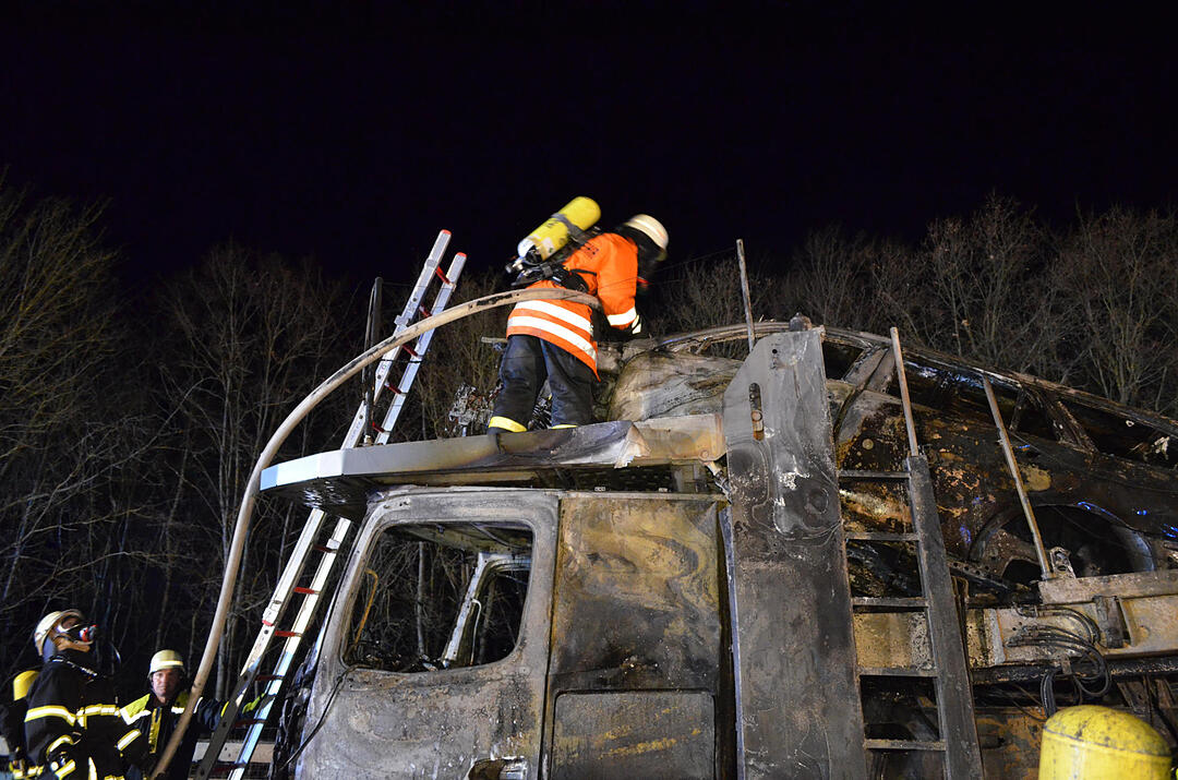Autotransporter brennt auf A3 bei Helmstadt