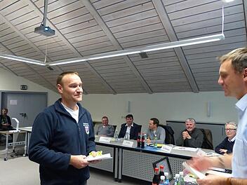 Jürgen Schwab (links) wurde in der Gemeinderatssitzung als Kommandant verabschiedet. Foto: Pauline Lindner