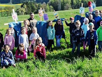 Die Tierschützer der Grundschule Stockheim überreichten an das Landwirtsehepaar Diana Hofmann (links) und Joachim Hofmann (hinten 3. v. l.) ihre selbst gebastelten Rehkitzscheuchen als Lebensretter für den Rehnachwuchs. Mit im Bild Lehrer Siegbert Jakob (2.  v. l.) und Rektorin Astrid Kestel (rechts) Foto: K.- H. Hofmann